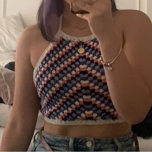 Top with 4 laces on the back. Tight on the back and neck areas